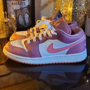 💕 Nike 💕 Air Jordan 1 Desert Berry Low Sneakers